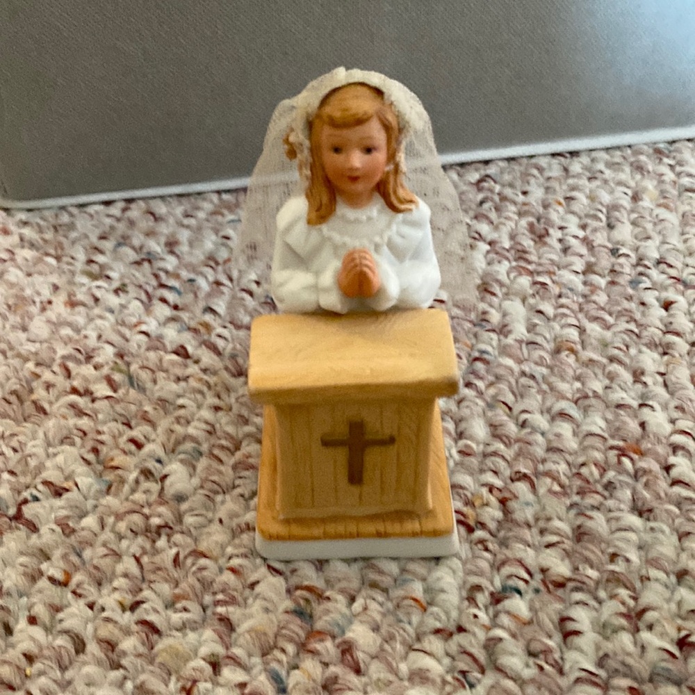 Communion Roman porcelain statue